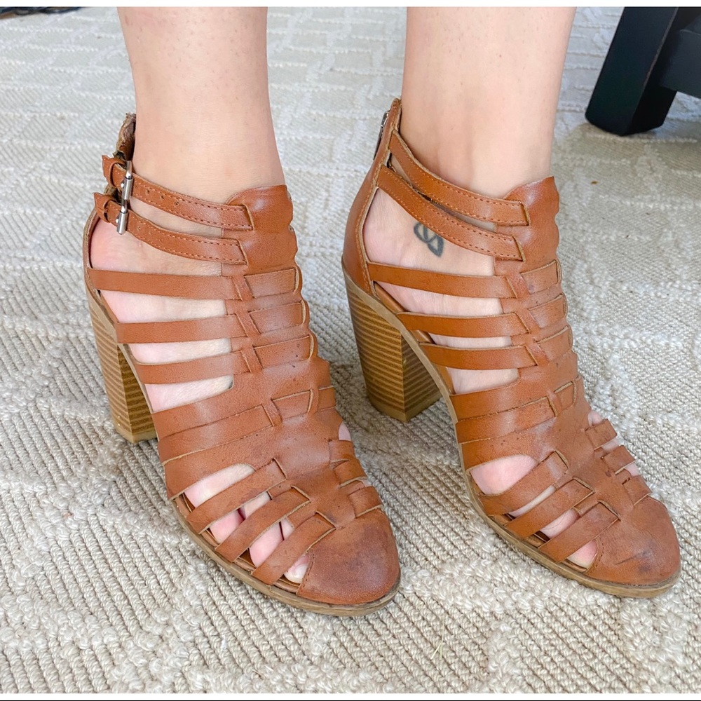 Dolcetta by Dolce Vita Strappy 3” heel. Camel Color - size 7.5